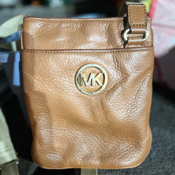 Black Crossbody Bag with Adjustable Strap and Zipper Closure - Picture 5 of 10